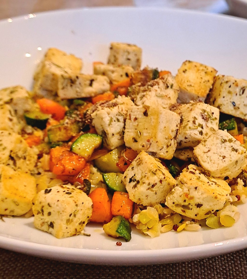 Bowl proteica mediterranea con tofu marinato e&nbsp;verdure